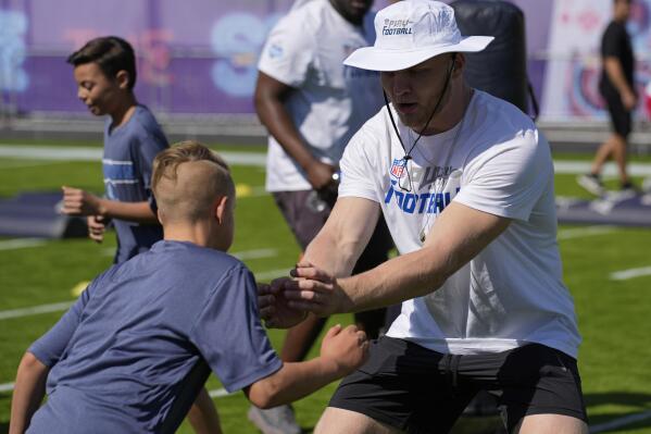 Raiders Waller Ferrell meet Air Force members before draft AP News